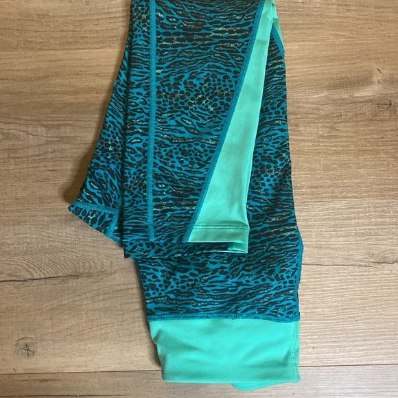 Nike Dri Fit Leggings Back zip pocket - Picture 9 of 10